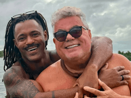 Milton Cunha viaja com namorado a Maceió