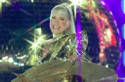 Xuxa ironiza críticas ao figurino da turnê