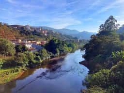 Manchas de óleo atingem trecho do Rio das Velhas, principal curso d'água de BH