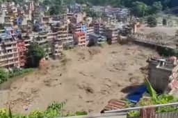 Enchentes deixam 270 mortos e mais de 1.300 desaparecidos no Nepal e na China