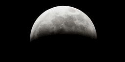 Eclipse lunar quase total encanta brasileiros em várias cidades