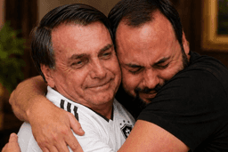 Carlos Bolsonaro visita pai após 30 dias e posta foto de IA para simbolizar