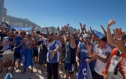 Torcida do Cruzeiro toma Copacabana antes de decisão contra o Flamengo