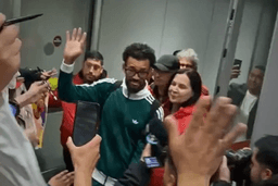 Vozinha chega ao Chile e é recebido com festa