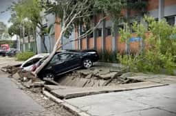Cratera engole carros e árvores em calçada de Porto Alegre 