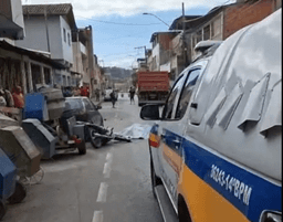Colisão entre carreta e motocicleta deixa passageira morta em MG