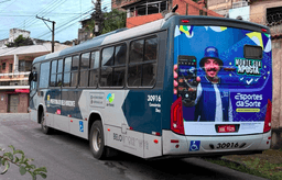 Criminosos armados invadem ônibus em forçam motorista a derrubar câmera