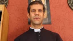 Padre é excomungado pela Igreja Católica após aderir a grupo ultraconservador