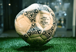 Bola da "Mão de Deus" é leiloada por R$ 17,5 milhões