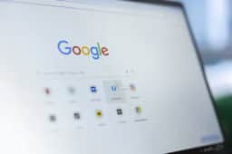 Google eleva preços de smartphones em meio à escassez de chips