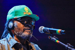 Cantor Edson Gomes é internado em UTI na Bahia