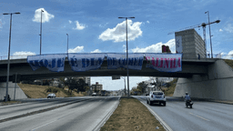 Torcida do Cruzeiro provoca Atlético com faixa em BH