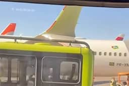 Ônibus bate em asa de Boeing da Gol durante embarque em SP