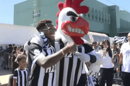Fred chega a BH com festa da torcida do Atlético
