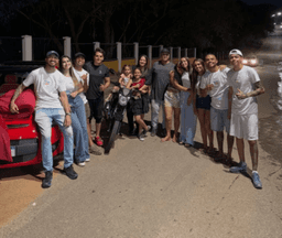 Motociclista que salvou menina de ataques de abelhas ganha moto e carro