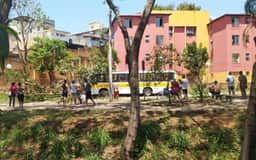 Ônibus escolar bate em poste e deixa duas crianças feridas em BH