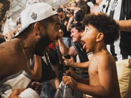 Foto de pai e filho em gol do Atlético ganhará grafite na Arena MRV