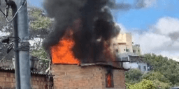Incêndio destrói casa no bairro Salgado Filho, em BH
