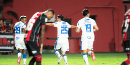 Cruzeiro vira sobre o Vitória e se aproxima do G4 do Brasileirão