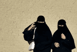 Itália proíbe burca e niqab em escolas públicas e limita alunos estrangeiros