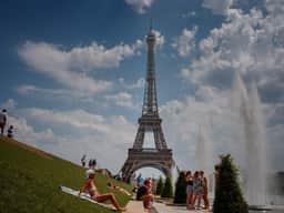 Funcionárias são afastadas para receber monges e caso fecha Torre Eiffel