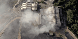 Incêndio atinge galpão de reciclagem em Betim 