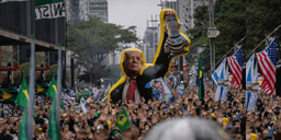 Boneco inflável gigante do presidente dos Estados Unidos, Donald Trump, segurando uma caricatura do presidente Lula vestido de presidiário - Foto: Bruno Santos / Folhapress