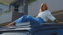 Brunna Gonçalves e Ludmilla exibem garagem com coleção de carros de Luxo