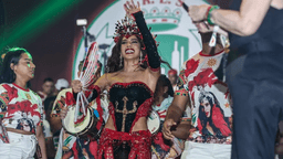 Anitta é coroada rainha de bateria da Grande Rio