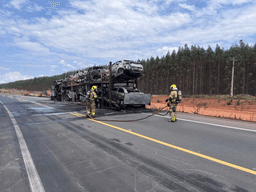 Cegonheira pega fogo na BR-251 com 28 carros e motos
