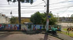 Homem armado invade escola e faz crianças reféns em Curitiba; Bope negocia