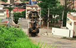 Caminhão perde força e fica em pé em ladeira