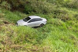 Mulher fica ferida após carro cair em ribanceira na BR-356, em Muriaé