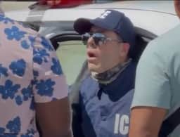 Brasileiro se disfarça de agente do ICE em local de votação nos EUA