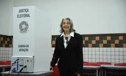 Ministra Cármen Lúcia vota em BH e afirma que eleição está acima dos poderes
