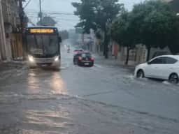 Rua na região Oeste de BH vira rio durante temporal e assusta moradores