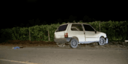 O carro da família ficou às margens da rodovia com diversas marcas de tiros - Foto: Reprodução/RECORD Minas