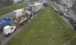 Anel Rodoviário interditado após carreta tombar