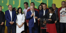 Lula admite surpresa com resultado e diz que 2º turno será “nova campanha”