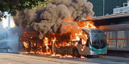 Ônibus metropolitano pegando fogo em BH — Foto: TV Globo