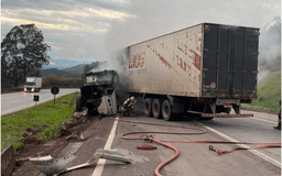 BR-381 tem carreta em chamas em Brumadinho