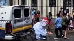Padre cai ao tentar subir em viatura da Guarda Municipal durante bênção em BH