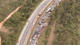 BR-040 tem duas faixas liberadas após engavetamento com mais de 20 veículos