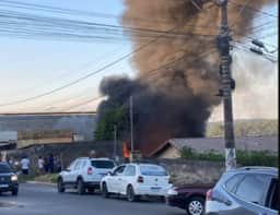 Incêndio em depósito de recicláveis gera fumaça preta na Grande BH