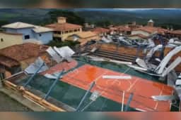 Temporal derruba cobertura de quadra e atinge quatro casas em MG