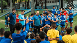 Alex visita Toca I e aconselha jovens do Cruzeiro