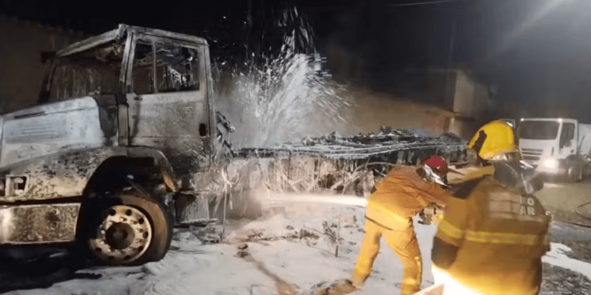 Caminhão com produto químico pega fogo em Sete Lagoas