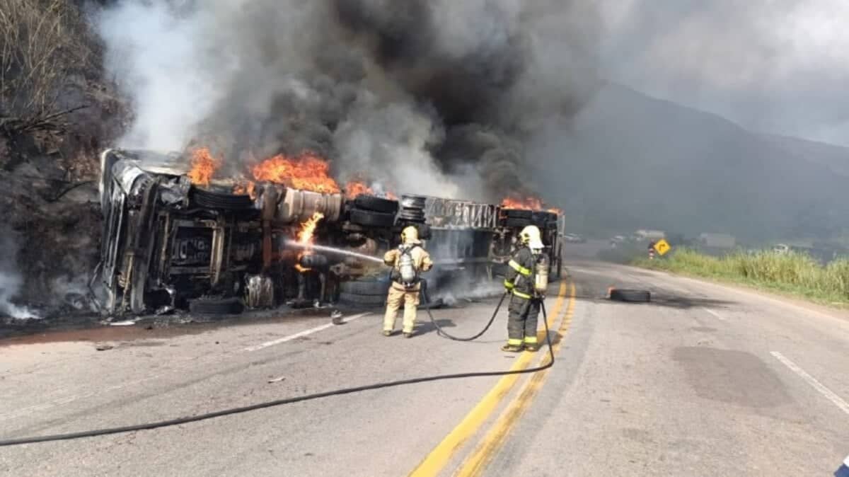 Caminhão tomba e pega fogo na BR-381, na Grande BH