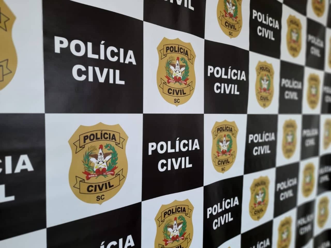 Funcionária de escola é investigada por desvio após desaparecer por 8 dias em SC