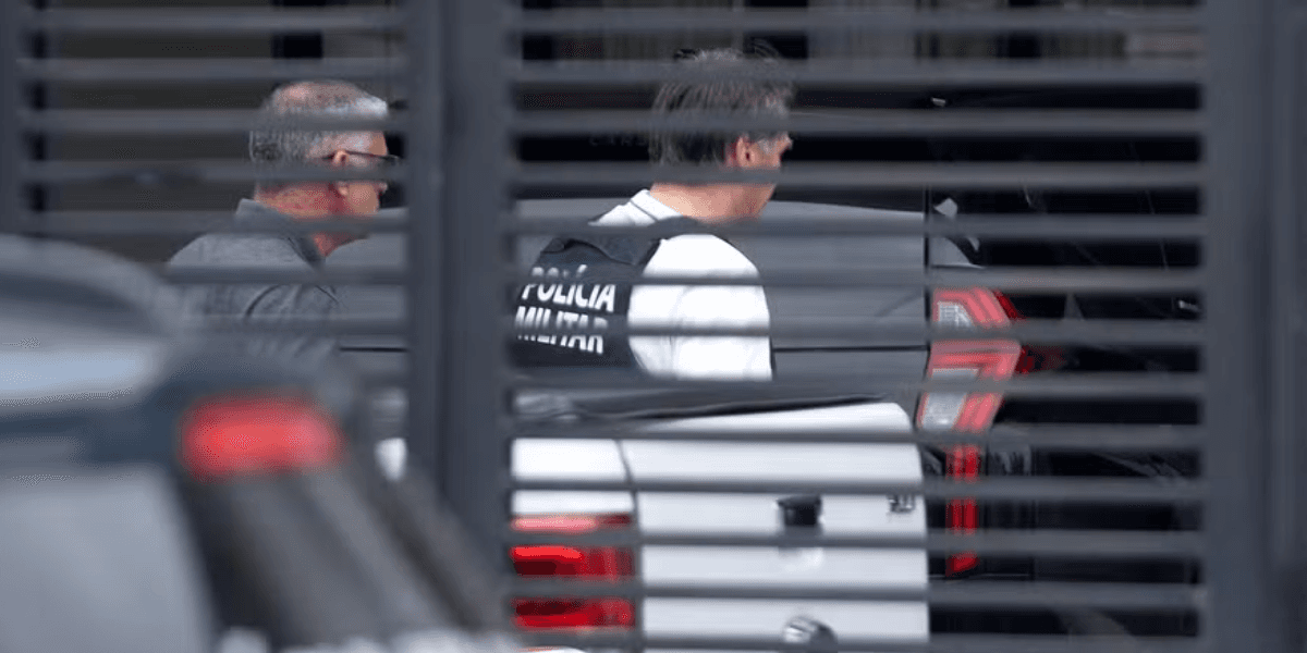 PF faz operação para buscar armas na residência de Bolsonaro; nada é encontrado